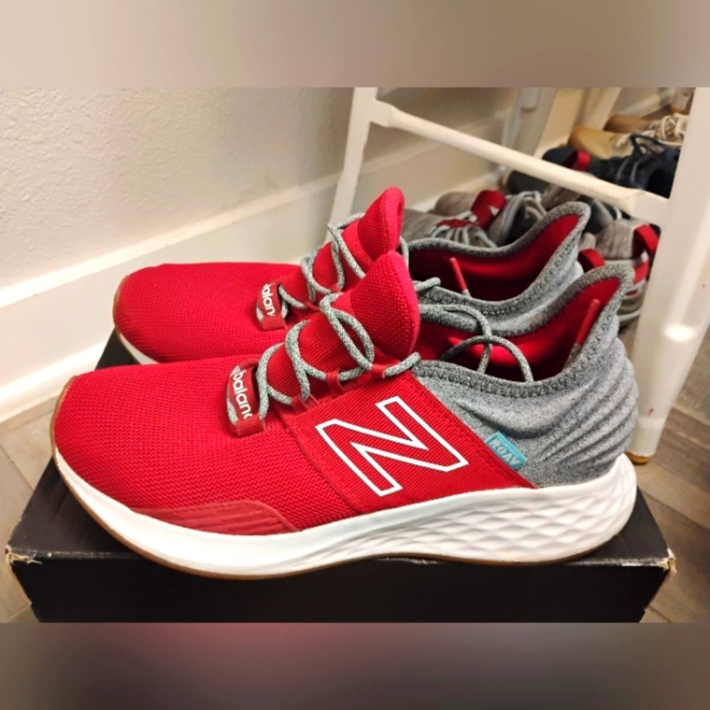 Men's NIKE New Balance Shoes EUC sz 10 red gray great condition